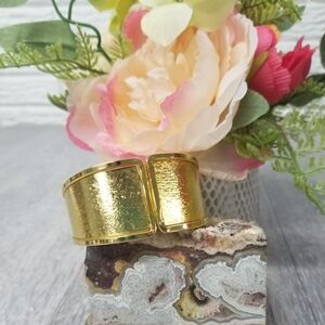 Goldtone hinged bracelet